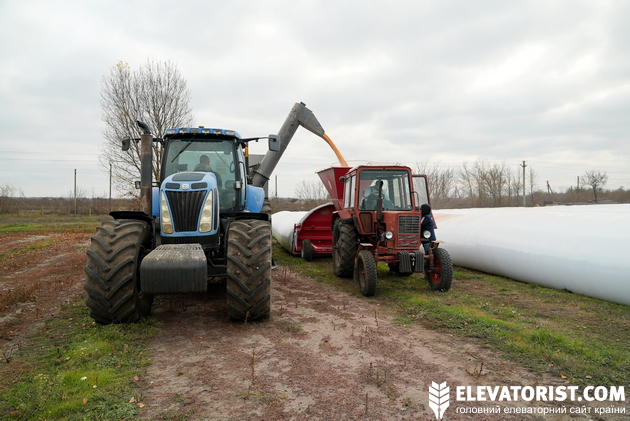 Завантаження кукурудзи в рукав