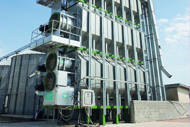 Стаціонарна шахтна зерносушарка у складі елеваторної інфраструктури