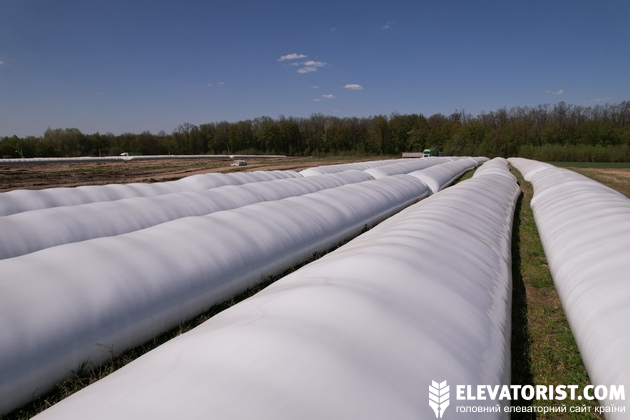 Полімерні рукава із зерном. Фото ілюстративне