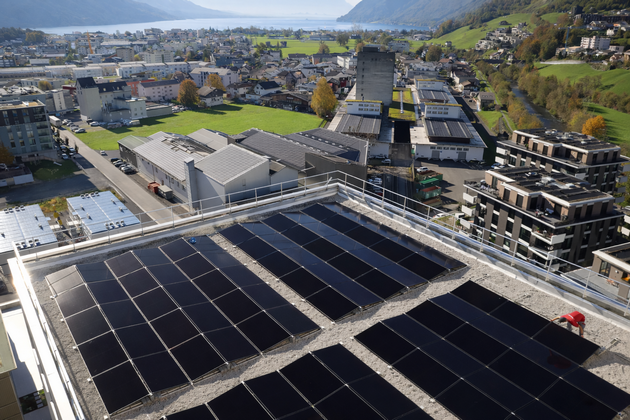 Сонячні панелі на даху рисового млина Млин Reism&uuml;hle Nutrex. Джерело: https://ews.ch/news/neue-photovoltaikanlage-f&uuml;r-reism&uuml;hle-nutrex