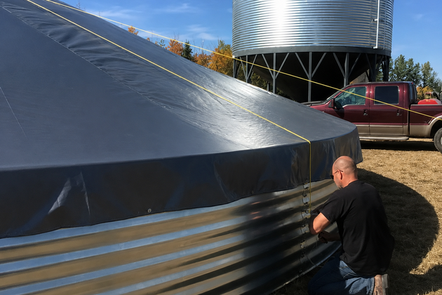 Тентування заповненого сховища. Фото: grainews.ca