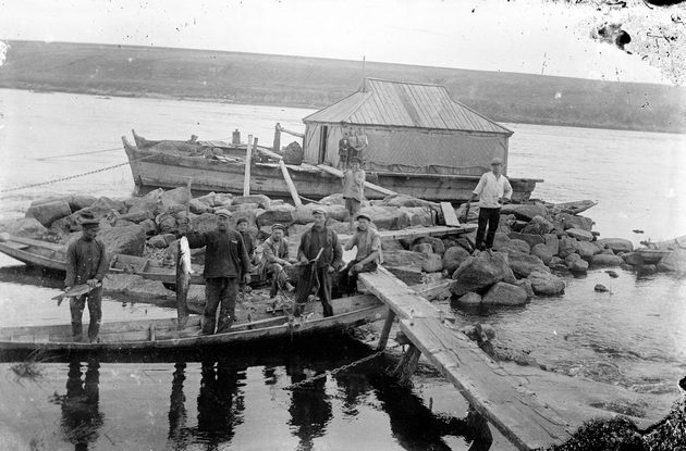 На заднем плане наплавная мельница, фото Марка Железняка, 1931 г., Днепр. Из фондов Национального заповедника «Хортица».