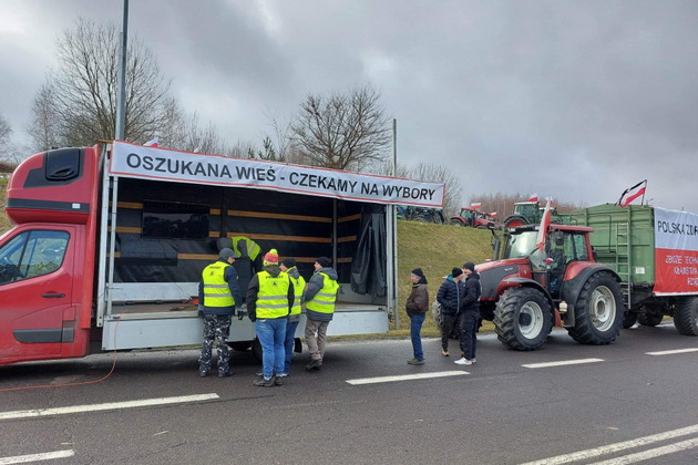 Полькі фермери проводять акцію протеста на переходах польско-українського кордону