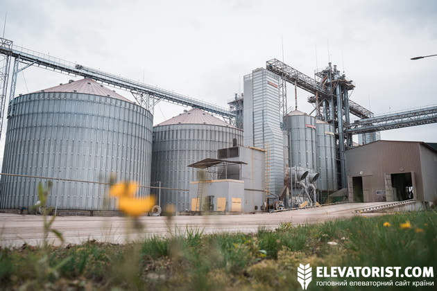 Великий фермерський елеватор СФГ "Урожай" може одночасно зберігати 100 тис. тонн зерна