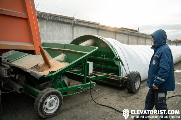 В рукави на Городоцькому елеваторі Soufflet закладають знезаражений методом холодного розпилення пивоварний ячмінь