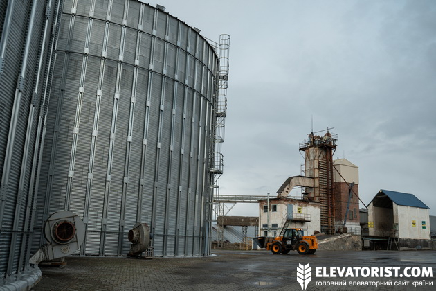 На зерносховищі Soufflet є і металевиі силоси, і підлогові склади