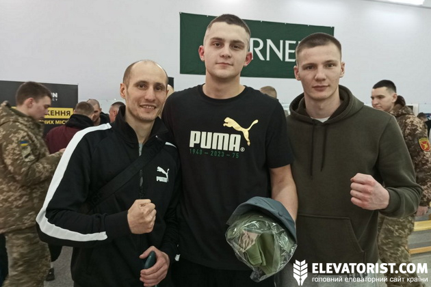 Найкращий боєць турніру Олександр Марчук (у центрі)