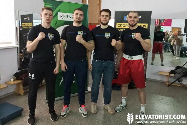 Учасники турніру від батальйону "Тор", тренер - Михайло Скачеляс (другий зліва)