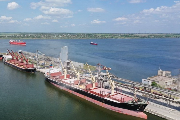 Погрузка зерна на теплоходы в порту НИКА-ТЕРА