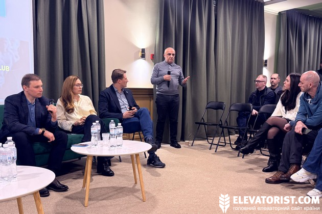 Баграт Ахіджанов під час дискуссії