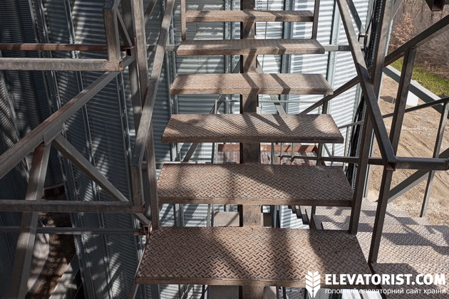 Найзручніші сходи, якіми ми піднімалися на робочу вежу