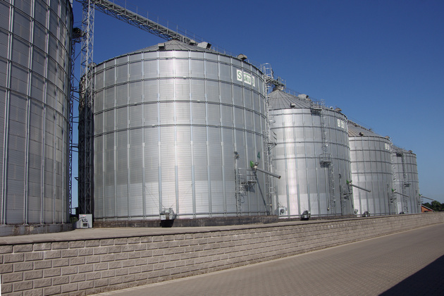 Бічне вивантаження на силосах елеватора