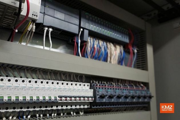Шкаф управления, который производит и поставляет на элеваторы отдел автоматизации и электрификации KMZ Industries
