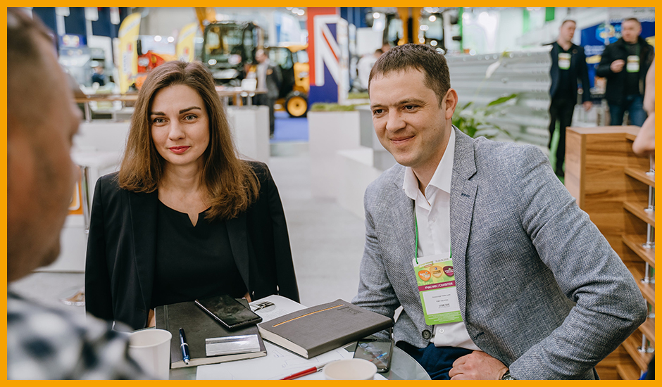 Валерия Калашник во время рабочей встречи  