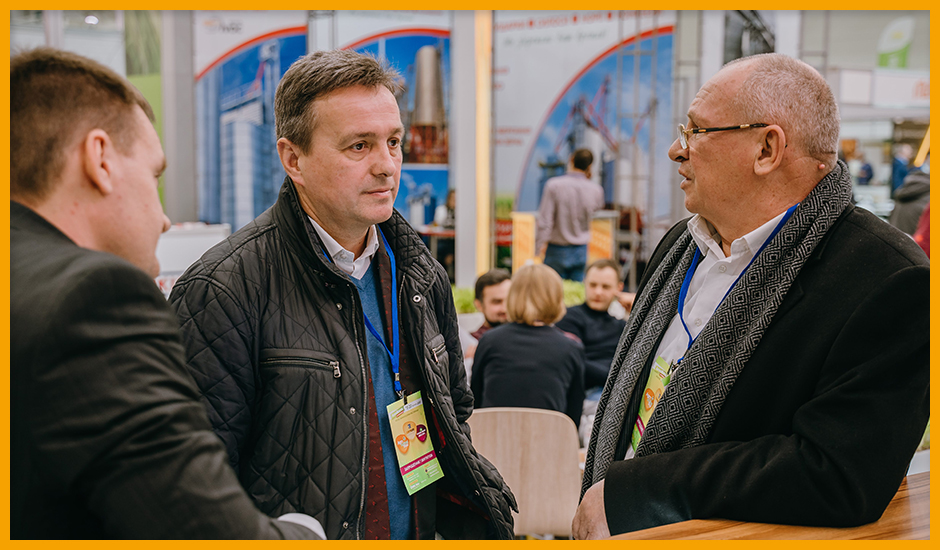 Александр Луцик (крайний справа)