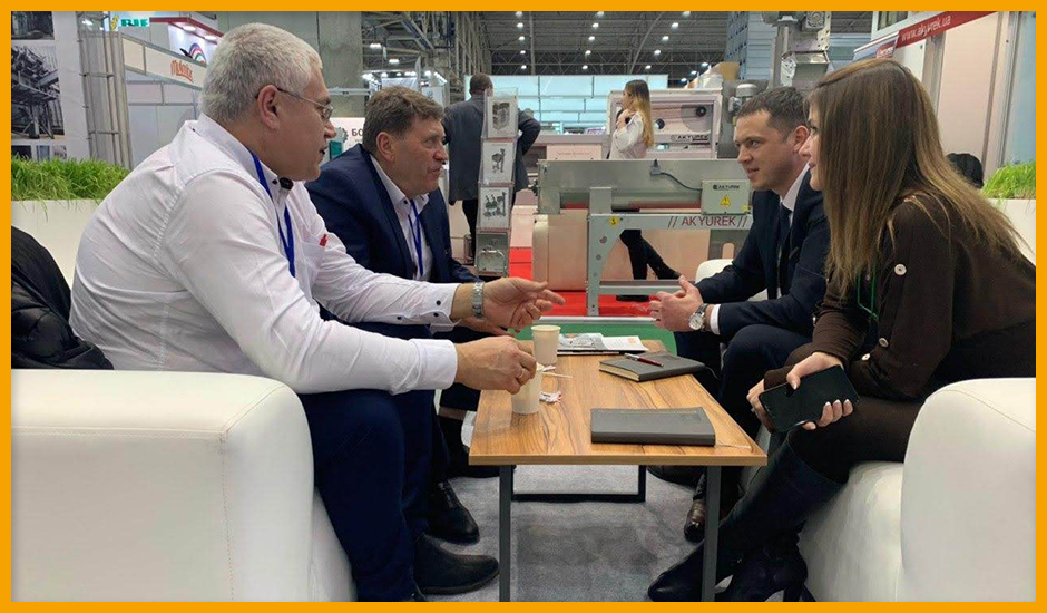 представители Ukrlandfarming на стенде KMZ Industries